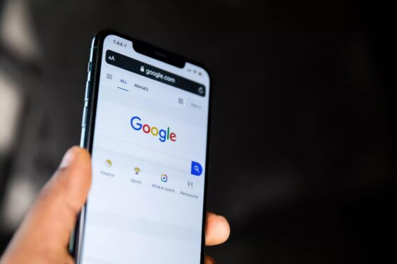 Apple tích hợp AI Search vào Safari, Google lung lay vị thế?