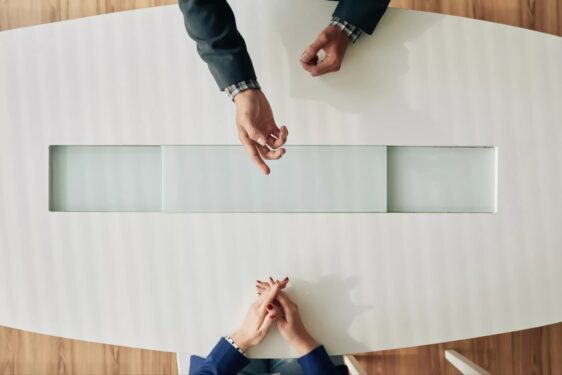 Doanh nghiệp quay lại phỏng vấn trực tiếp để đối phó với gian lận tuyển dụng bằng AI