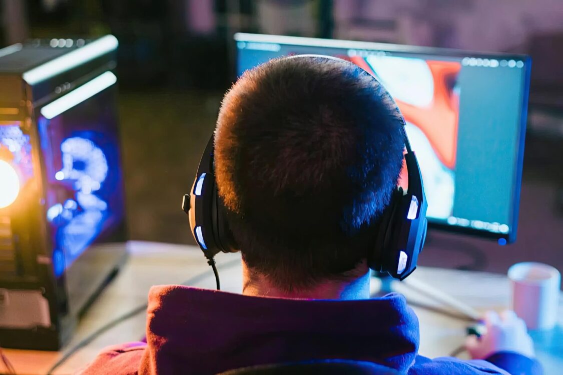 Chơi game hành động và chiến thuật giúp não trẻ hơn đến 4 tuổi