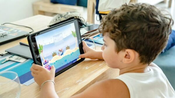 Phụ huynh Mỹ phản đối dùng iPad ở trường vì điểm số sụt giảm