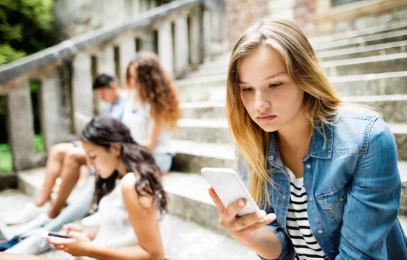 Pháp cấm trẻ dưới 15 tuổi dùng mạng xã hội và điện thoại ở trường