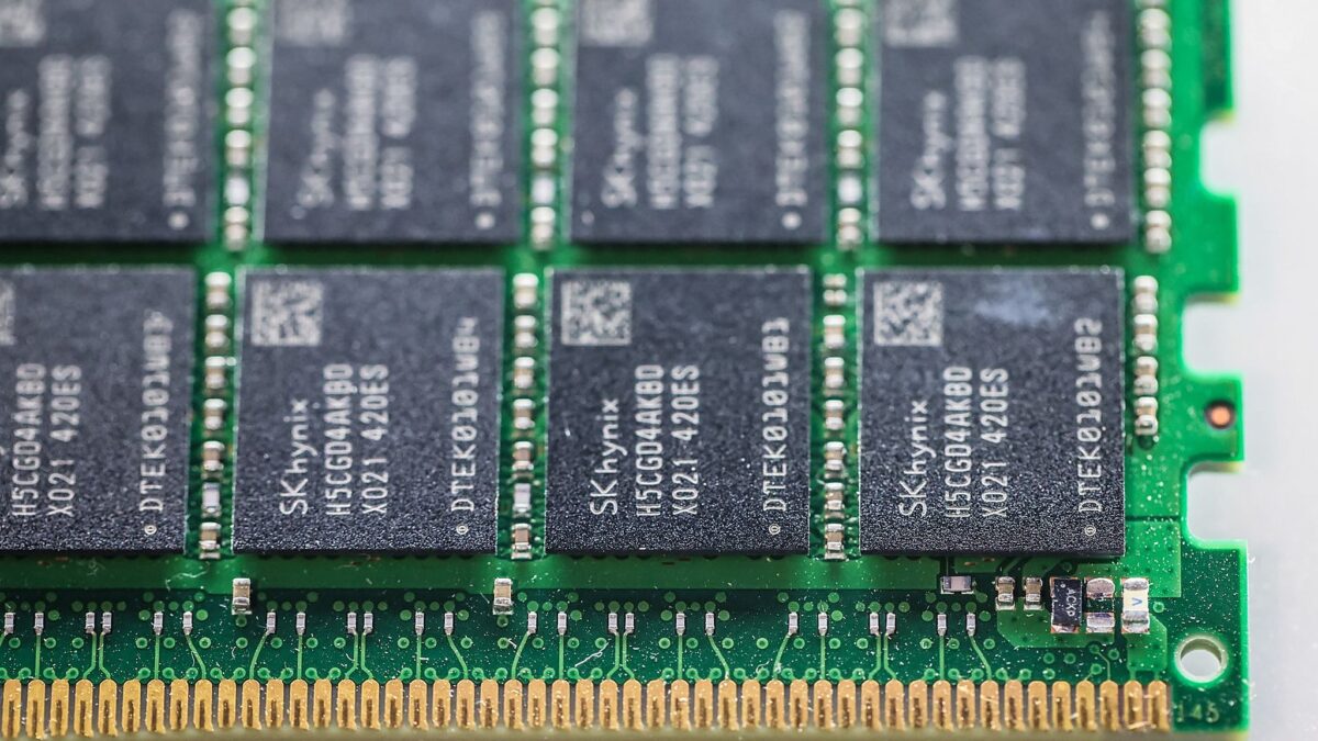 SSD và RAM tăng giá, hãng module phải vay 880 triệu USD để trữ chip