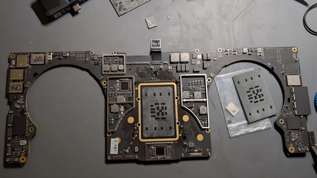 Chip M1 Max được hồi sinh kỳ diệu nhờ kỹ thuật micro-soldering