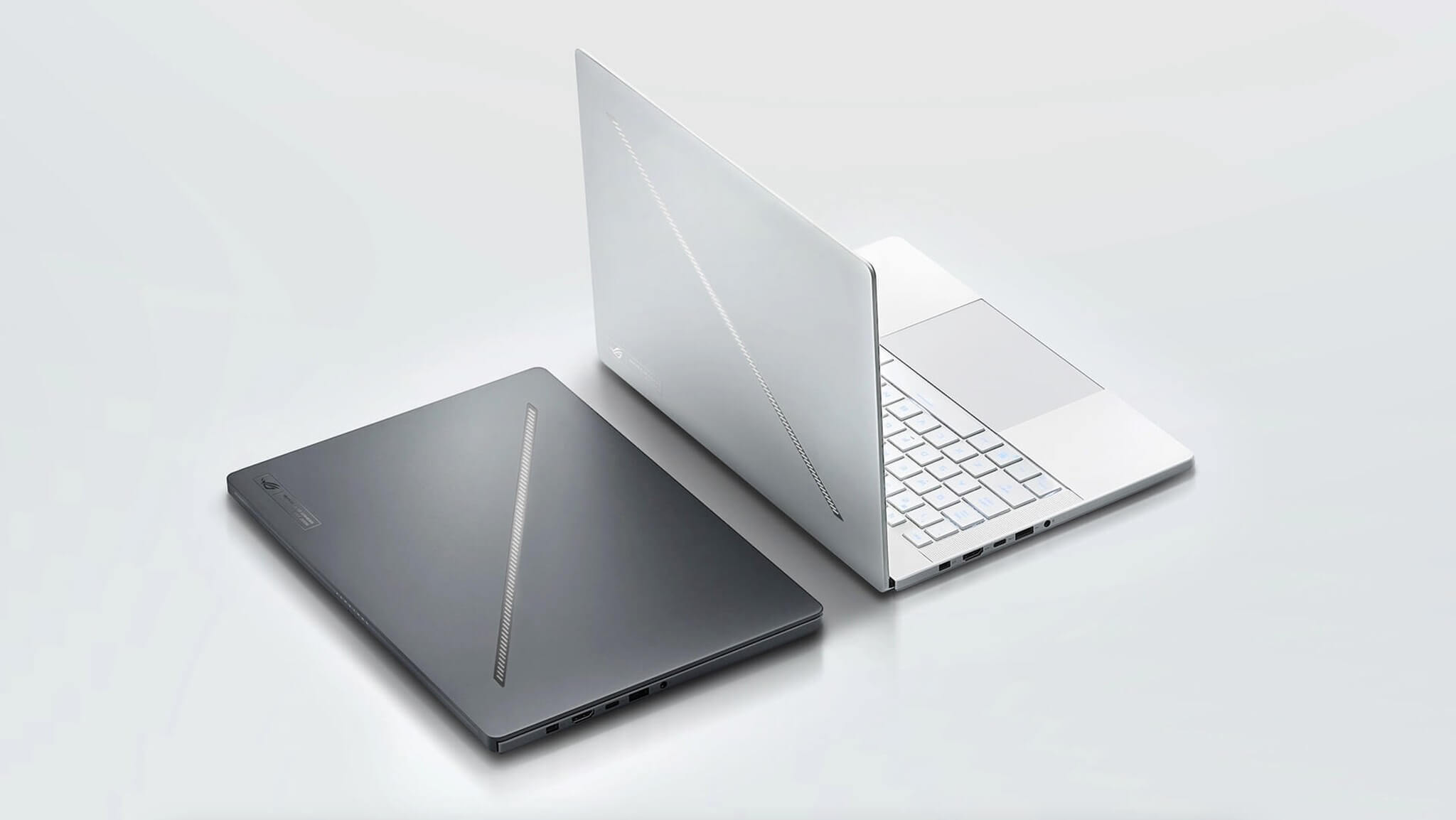 ASUS ROG Zephyrus G14 GA403 mở nắp trên bàn làm việc bên cạnh chuột và bút vẽ