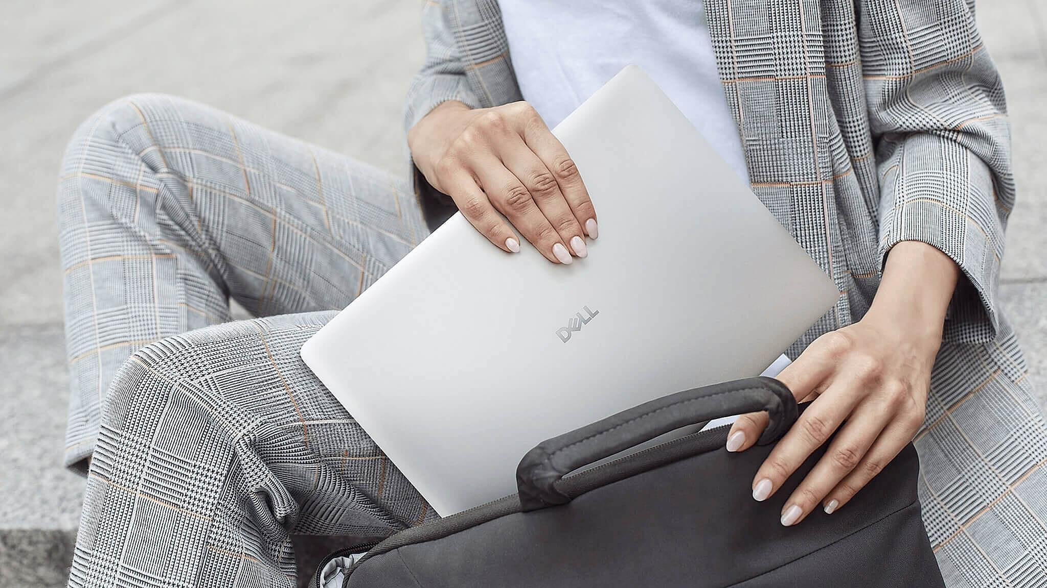 Dell Pro 14 PC14250 Dell Pro 14 PC14250 mở nắp trên bàn, laptop doanh nhân 14 inch màn IPS 16:10